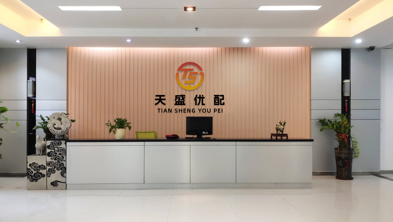 大盈家 苏提达罕见穿黑裙，描画黑眼线如“甄嬛”附体，恰由特拉跪地伺候